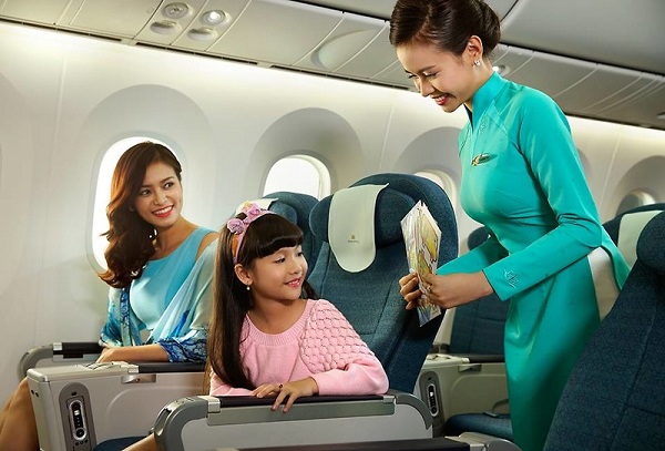 Các thành viên nhí sẽ có một trải nghiệm bay cực thú vị cùng Vietnam Airlines